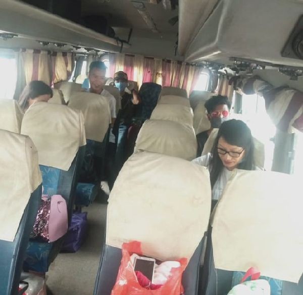 Passengers on board the special bus carrying returnees from Jharkhand and Bihar. (Photo Courtesy : @Dinesh_ABUSARIA)